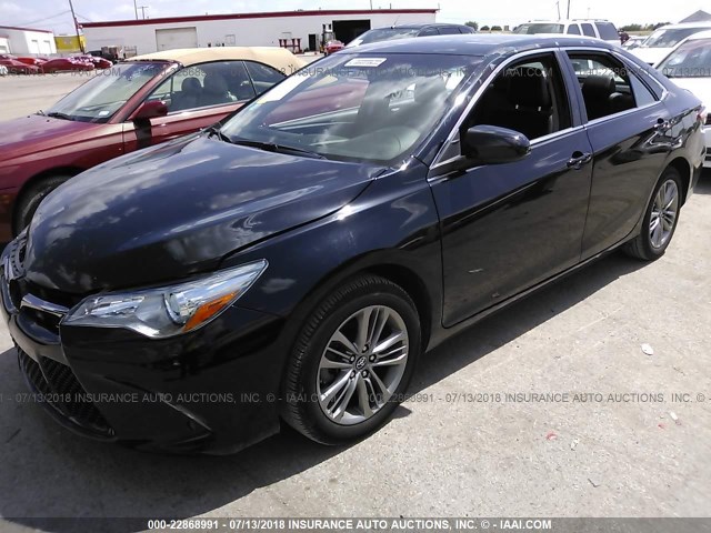 4T1BF1FK7HU804172 - 2017 TOYOTA CAMRY LE/XLE/SE/XSE BLACK photo 2
