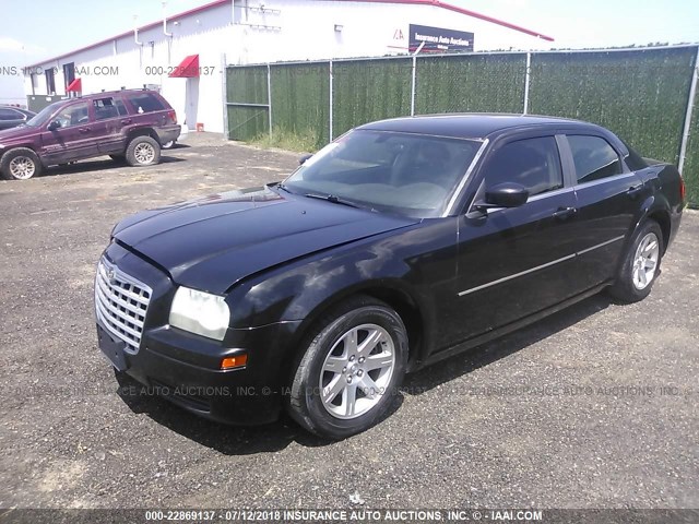 2C3LA43R67H846221 - 2007 CHRYSLER 300 BLACK photo 2