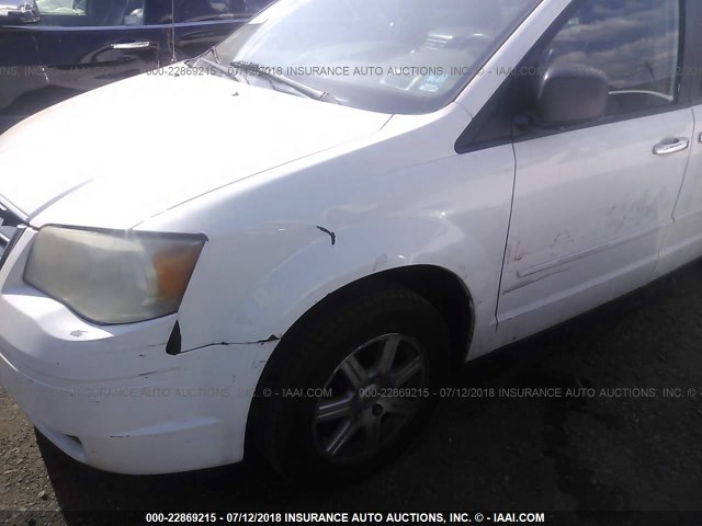 2A8HR44H98R697453 - 2008 CHRYSLER TOWN & COUNTRY LX WHITE photo 6