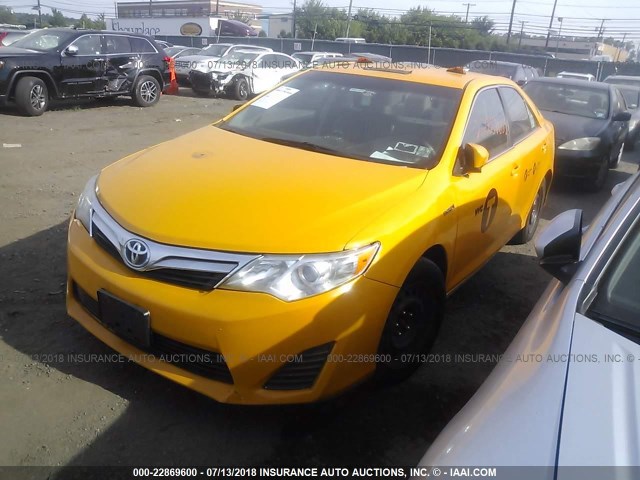 4T1BD1FK8EU137727 - 2014 TOYOTA CAMRY HYBRID/LE/XLE 黄色 照片 2