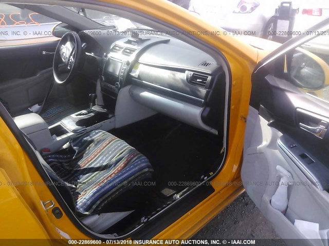 4T1BD1FK8EU137727 - 2014 TOYOTA CAMRY HYBRID/LE/XLE 黄色 照片 5