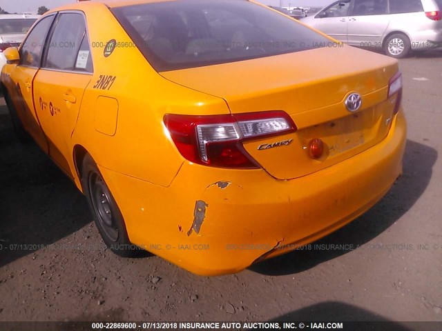 4T1BD1FK8EU137727 - 2014 TOYOTA CAMRY HYBRID/LE/XLE 黄色 照片 6