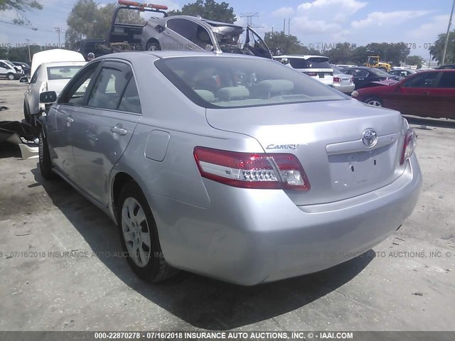 JTNBF3EK9A3000710 - 2010 TOYOTA CAMRY SE/LE/XLE SILVER photo 3