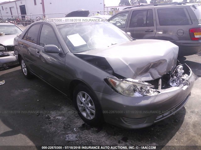 4T1BF32K65U594905 - 2005 TOYOTA CAMRY LE/XLE/SE ნაცრისფერი ფოტო 1