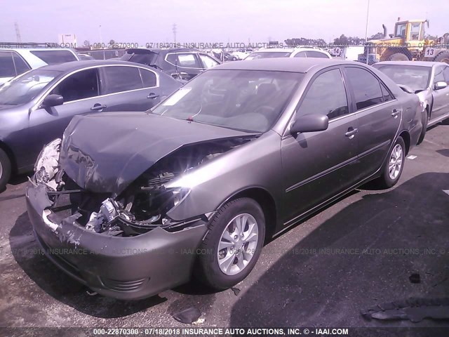 4T1BF32K65U594905 - 2005 TOYOTA CAMRY LE/XLE/SE ნაცრისფერი ფოტო 2