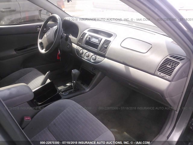 4T1BF32K65U594905 - 2005 TOYOTA CAMRY LE/XLE/SE ნაცრისფერი ფოტო 5