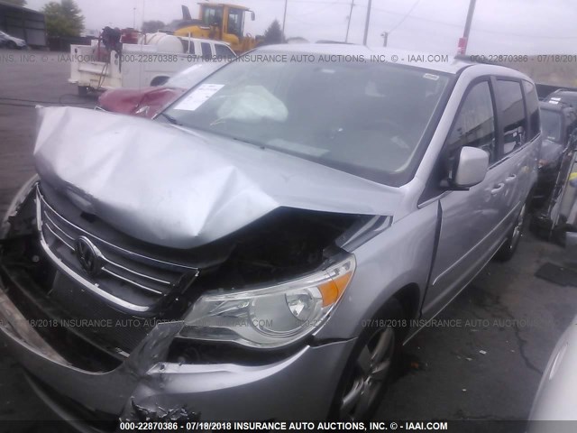 2V4RW3DGXBR691728 - 2011 VOLKSWAGEN ROUTAN SE SILVER photo 2