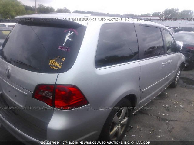 2V4RW3DGXBR691728 - 2011 VOLKSWAGEN ROUTAN SE SILVER photo 4