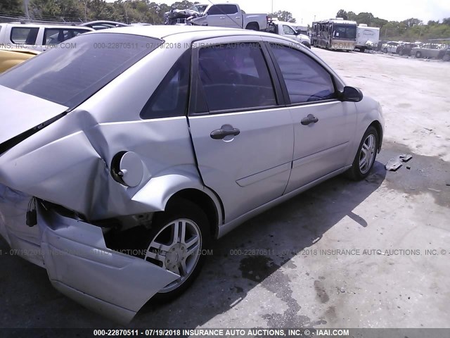 1FAFP34P52W351460 - 2002 FORD FOCUS SE/SE COMFORT SILVER photo 4