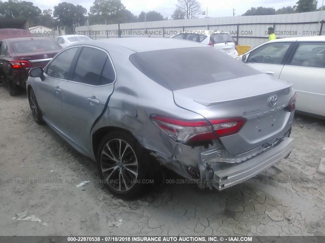 4T1B11HKXJU040786 - 2018 TOYOTA CAMRY L/LE/XLE/SE/XSE SILVER photo 3