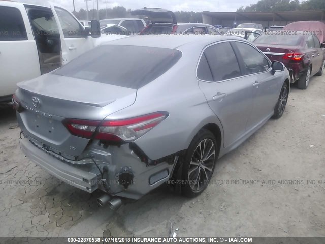 4T1B11HKXJU040786 - 2018 TOYOTA CAMRY L/LE/XLE/SE/XSE SILVER photo 4