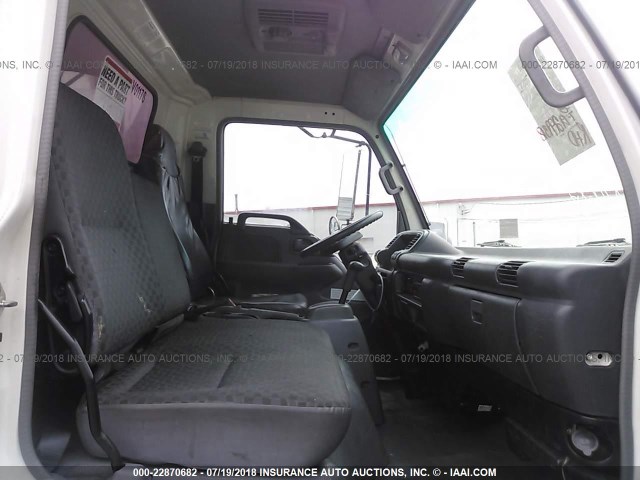 J8DE5B16977301050 - 2007 GMC 5500 W55042-HD WHITE photo 5