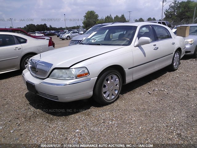 1LNHM83W44Y609116 - 2004 LINCOLN TOWN CAR ULTIMATE CREAM photo 2