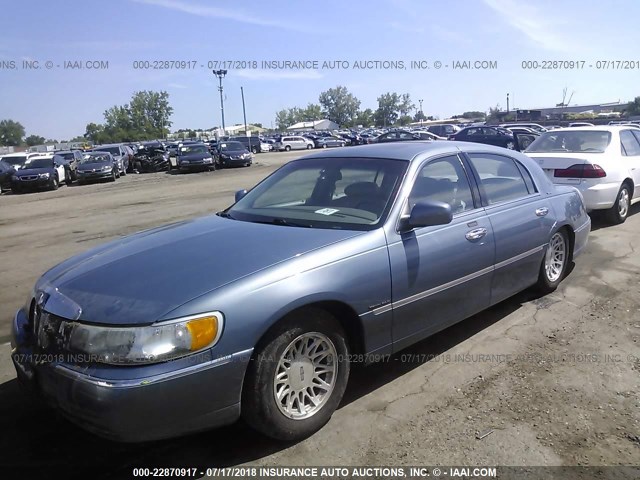 1LNHM82W9XY705538 - 1999 LINCOLN TOWN CAR SIGNATURE BLUE photo 2