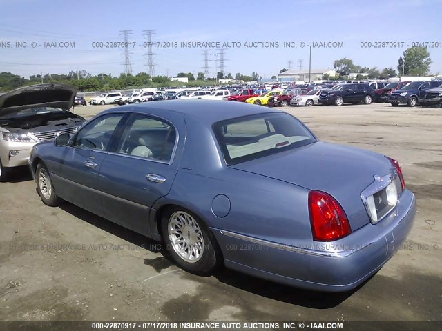 1LNHM82W9XY705538 - 1999 LINCOLN TOWN CAR SIGNATURE BLUE photo 3