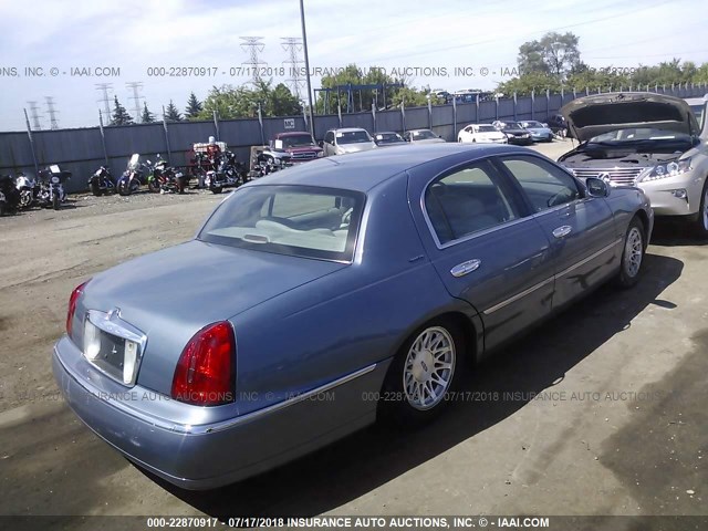 1LNHM82W9XY705538 - 1999 LINCOLN TOWN CAR SIGNATURE BLUE photo 4