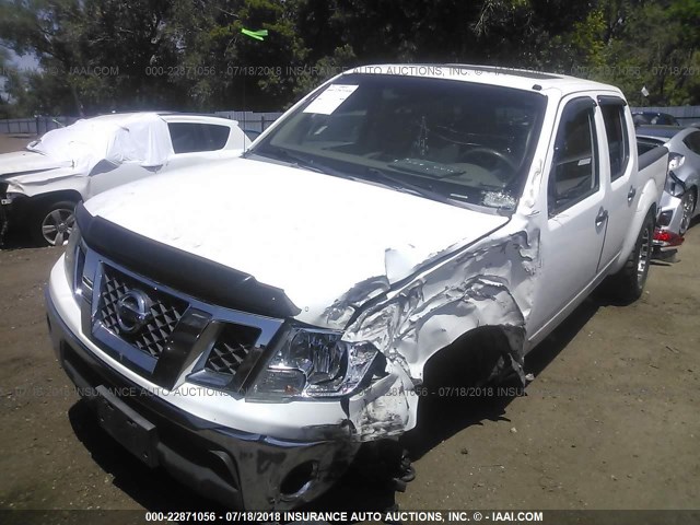 1N6AD07W89C419886 - 2009 NISSAN FRONTIER CREW CAB SE/LE/NISMO WHITE photo 2