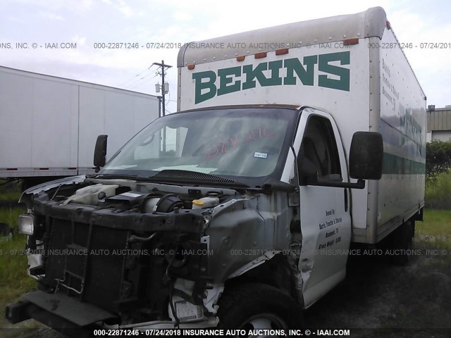 1GBJG31U461227265 - 2006 CHEVROLET EXPRESS G3500  WHITE photo 2