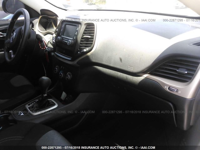 1C4PJLCB1JD615306 - 2018 JEEP CHEROKEE LATITUDE Boz foto 5