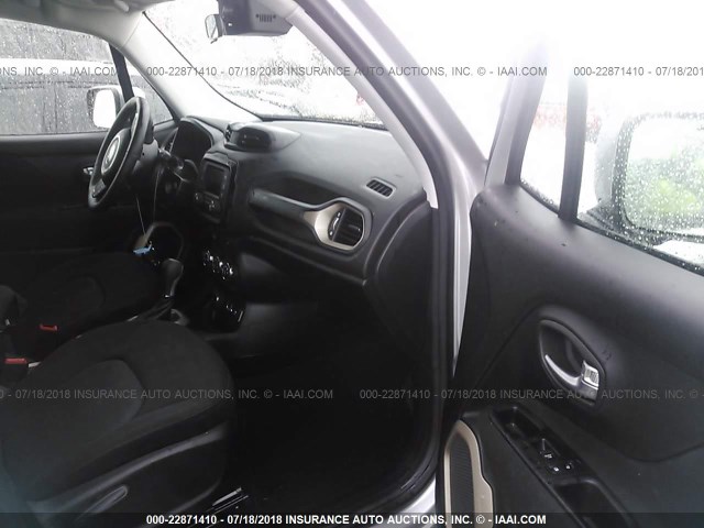 ZACCJBBBXHPG49301 - 2017 JEEP RENEGADE LATITUDE SILVER photo 5