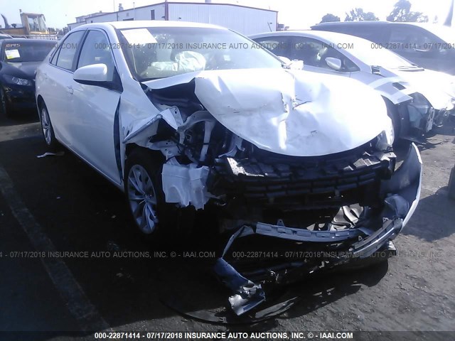 4T1BF1FK8HU684267 - 2017 TOYOTA CAMRY LE/XLE/SE/XSE WHITE photo 1