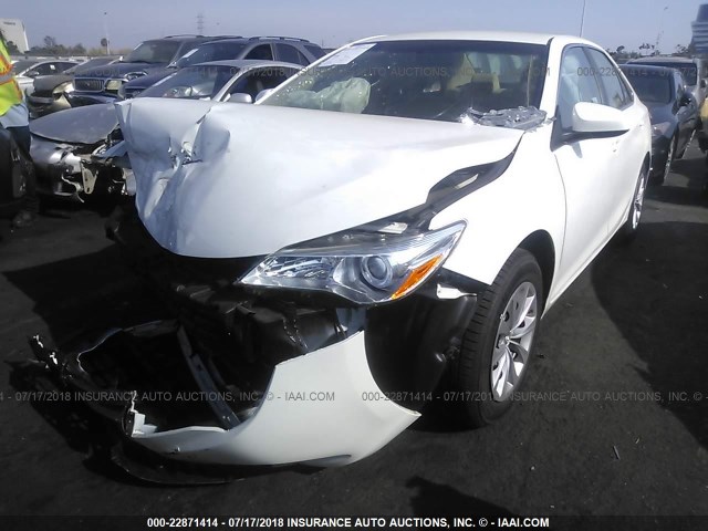 4T1BF1FK8HU684267 - 2017 TOYOTA CAMRY LE/XLE/SE/XSE WHITE photo 2