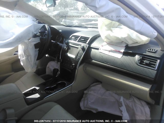 4T1BF1FK8HU684267 - 2017 TOYOTA CAMRY LE/XLE/SE/XSE WHITE photo 5