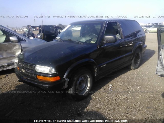 1GNCS18W71K215247 - 2001 CHEVROLET BLAZER BLACK photo 2