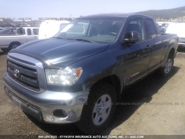 5TFUM5F14AX015340 - 2010 TOYOTA TUNDRA DOUBLE CAB SR5 GRAY photo 2