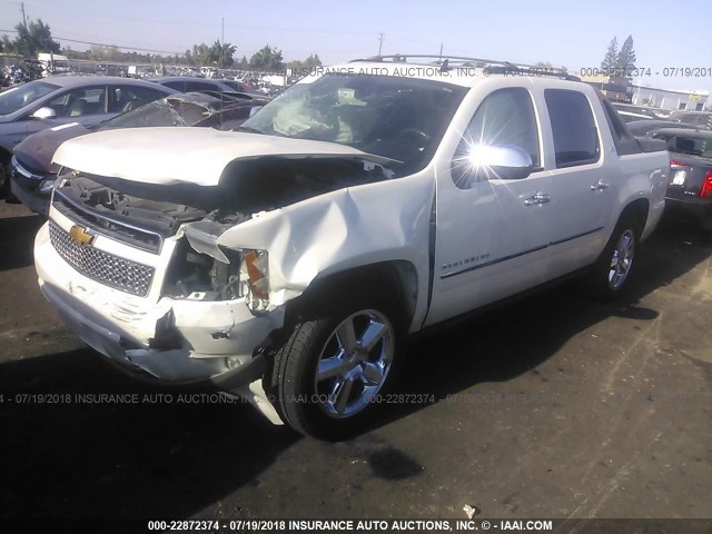 3GNTKGE38BG118628 - 2011 CHEVROLET AVALANCHE LTZ WHITE photo 2