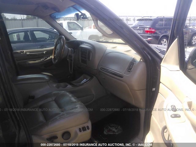5LMFU28L7WLJ01464 - 1998 LINCOLN NAVIGATOR BLACK photo 5