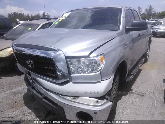 5TFRV54198X040881 - 2008 TOYOTA TUNDRA DOUBLE CAB/DOUBLE CAB SR5 SILVER photo 2