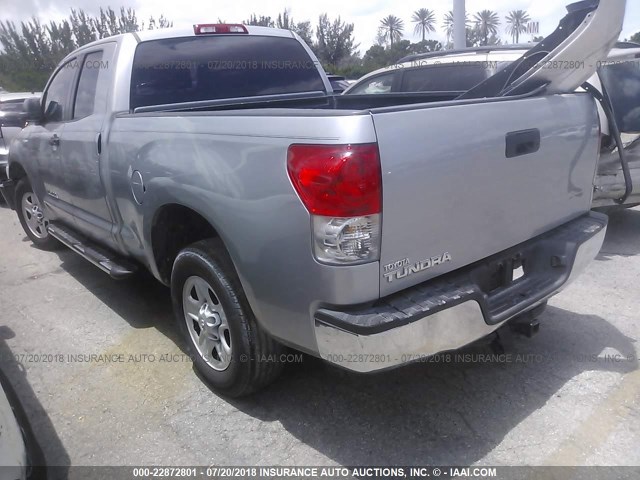 5TFRV54198X040881 - 2008 TOYOTA TUNDRA DOUBLE CAB/DOUBLE CAB SR5 SILVER photo 3