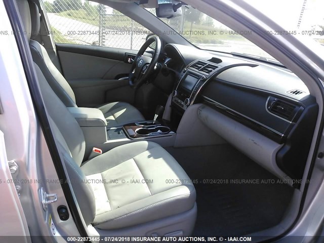 4T4BF1FK8CR234911 - 2012 TOYOTA CAMRY SE/LE/XLE SILVER photo 5