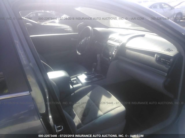4T4BF1FK6ER378413 - 2014 TOYOTA CAMRY L/SE/LE/XLE 灰色 照片 5