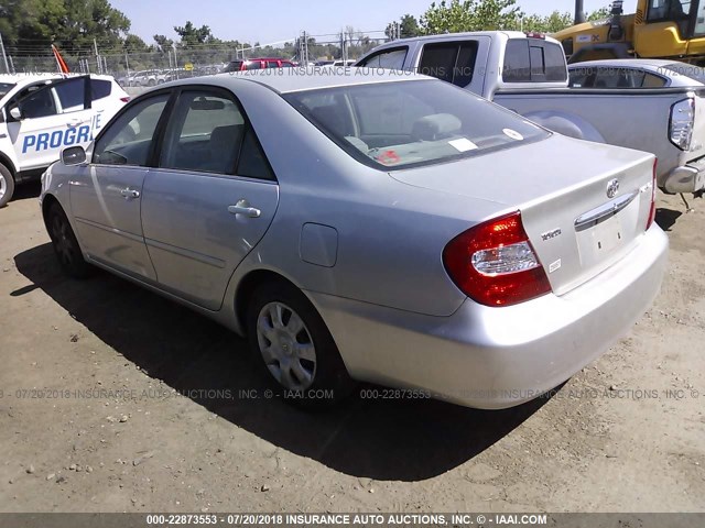 JTDBE30K720062155 - 2002 TOYOTA CAMRY LE/XLE/SE Gümüş foto 3
