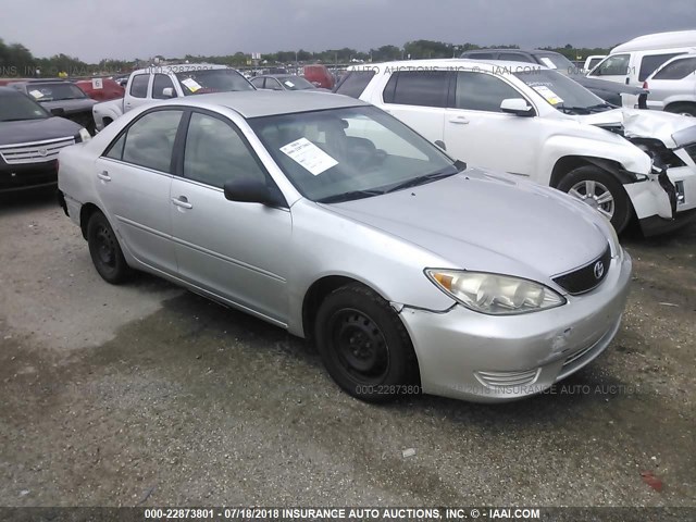 4T1BE32K25U050999 - 2005 TOYOTA CAMRY LE/XLE/SE SILVER photo 1