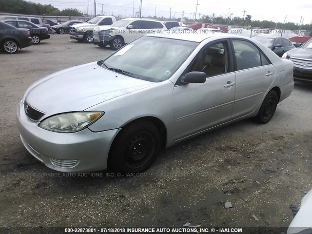 4T1BE32K25U050999 - 2005 TOYOTA CAMRY LE/XLE/SE SILVER photo 2