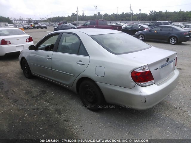 4T1BE32K25U050999 - 2005 TOYOTA CAMRY LE/XLE/SE SILVER photo 3