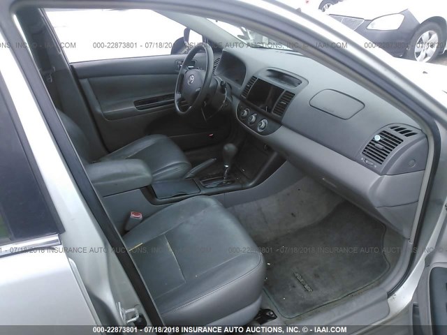 4T1BE32K25U050999 - 2005 TOYOTA CAMRY LE/XLE/SE SILVER photo 5