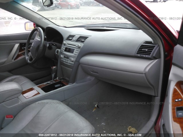 4T4BF3EK3BR103610 - 2011 TOYOTA CAMRY SE/LE/XLE წითელი ფოტო 5