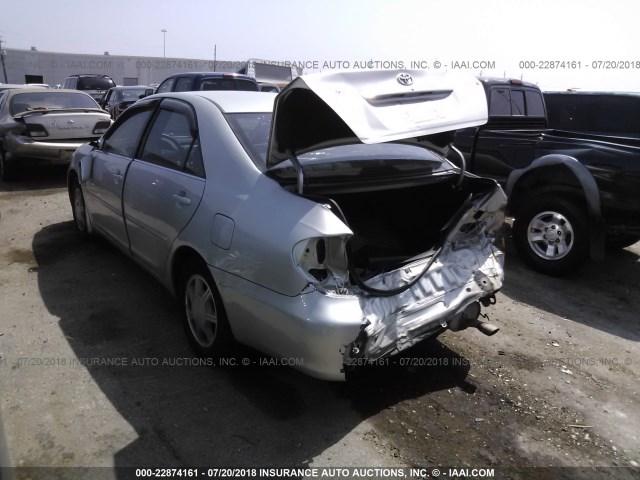 JTDBE32K030234220 - 2003 TOYOTA CAMRY LE/XLE SILVER photo 3