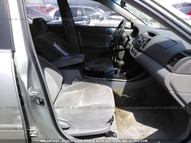 JTDBE32K030234220 - 2003 TOYOTA CAMRY LE/XLE SILVER photo 5