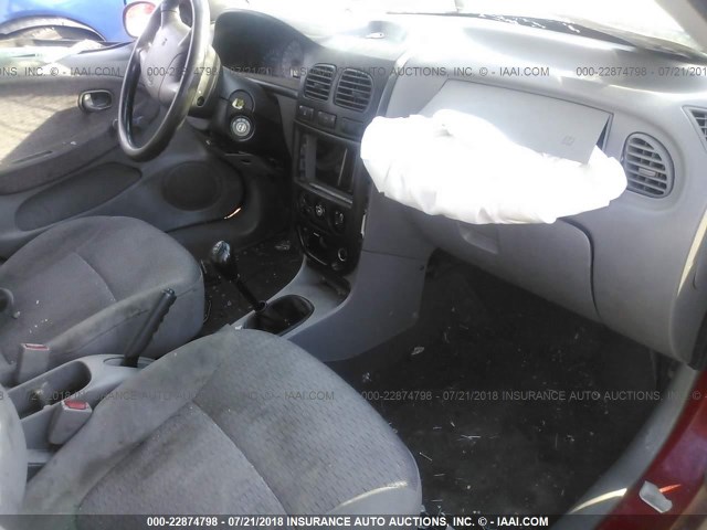 KNADC123326183087 - 2002 KIA RIO RED photo 5