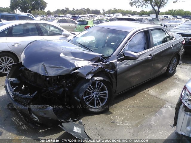 4T1BF1FK5GU537614 - 2016 TOYOTA CAMRY LE/XLE/SE/XSE GRAY photo 2