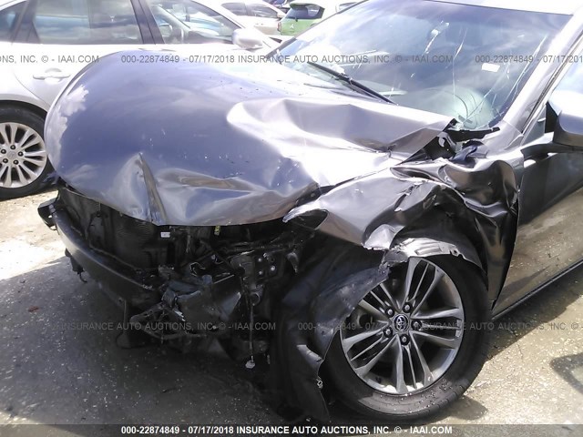 4T1BF1FK5GU537614 - 2016 TOYOTA CAMRY LE/XLE/SE/XSE GRAY photo 6