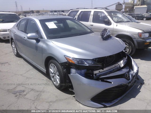 4T1B11HK8JU052905 - 2018 TOYOTA CAMRY L/LE/XLE/SE/XSE SILVER photo 1