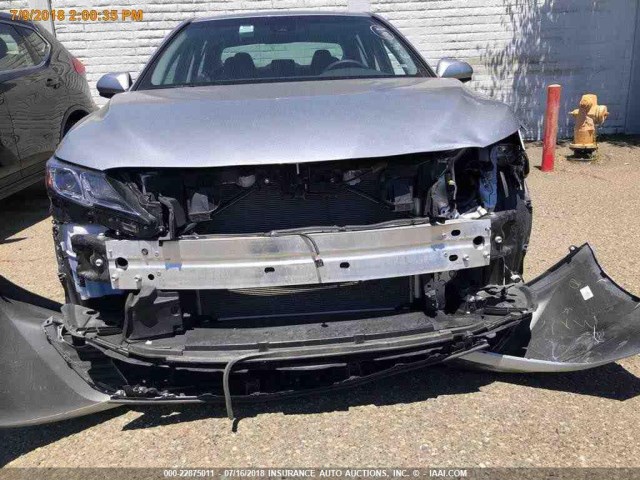 4T1B11HK8JU052905 - 2018 TOYOTA CAMRY L/LE/XLE/SE/XSE SILVER photo 12