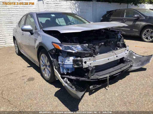 4T1B11HK8JU052905 - 2018 TOYOTA CAMRY L/LE/XLE/SE/XSE SILVER photo 13