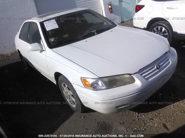 JT2BF28K2W0100126 - 1998 TOYOTA CAMRY LE/XLE WHITE photo 1